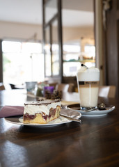 Kaffeezeit Kuchen Latte Macchiato im Cafe Donauwelle