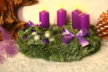  vierter  Advent  adventskranz lila  kerzen