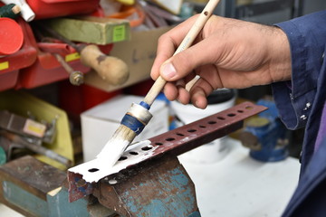 Korrosionsschutz auf Metall anbringen