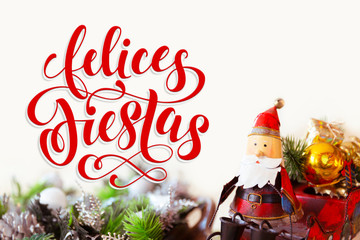 Santa Claus en su trineo el día de Navidad con logo Felices fiestas