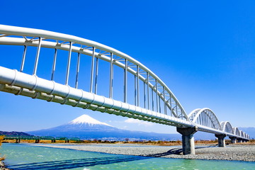 富士山と水管橋、静岡県富士市富士川河川敷にて