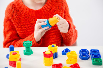 Terapia ręki.  Ćwiczenia na sprawność ruchową dłoni i palców. © doroguzenda