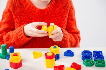 Terapia ręki.  Ćwiczenia na sprawność ruchową dłoni i palców. © doroguzenda