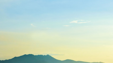Obraz premium majestic lines of mountains against a beautiful blue-yellow sky
