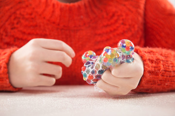 Terapia ręki.  Ćwiczenia na sprawność ruchową dłoni i palców. © doroguzenda