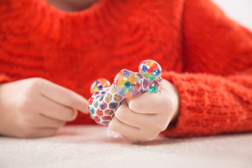 Terapia ręki.  Ćwiczenia na sprawność ruchową dłoni i palców. © doroguzenda