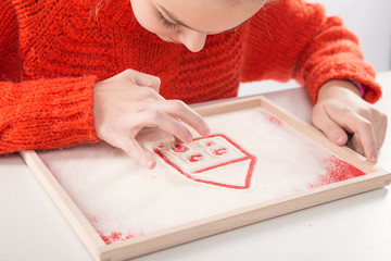 Terapia ręki.  Ćwiczenia na sprawność ruchową dłoni i palców. © doroguzenda