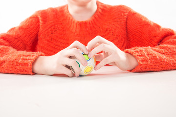 Terapia ręki.  Ćwiczenia na sprawność ruchową dłoni i palców. © doroguzenda