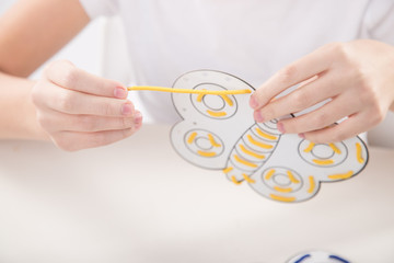 Terapia ręki. Ćwiczenia na sprawność ruchową dłoni i palców.  © doroguzenda