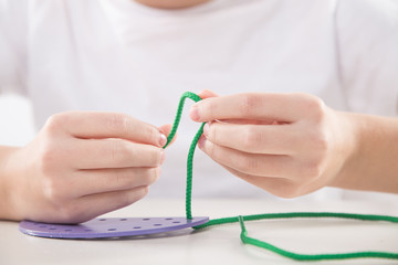 Terapia ręki. Ćwiczenia na sprawność ruchową dłoni i palców.  © doroguzenda