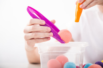 Terapia ręki. Ćwiczenia na sprawność ruchową dłoni i palców.  © doroguzenda