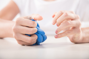 Terapia ręki. Ćwiczenia na sprawność ruchową dłoni i palców.  © doroguzenda