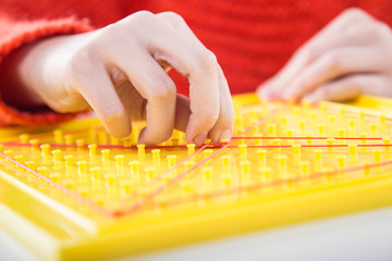 Terapia ręki. Ćwiczenia na sprawność ruchową dłoni i palców.  © doroguzenda