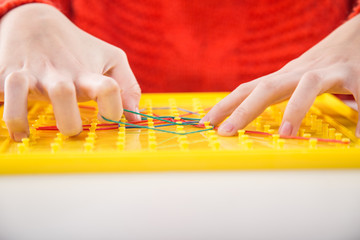 Terapia ręki. Ćwiczenia na sprawność ruchową dłoni i palców.  © doroguzenda