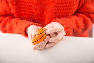 Terapia ręki. Ćwiczenia na sprawność ruchową dłoni i palców.  © doroguzenda