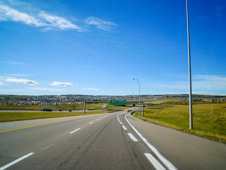 カルガリー近郊の道　ストーニー・トレイル（カナダ・アルバータ州）