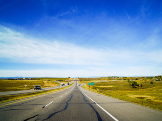 カルガリー近郊の道　ストーニー・トレイル（カナダ・アルバータ州）