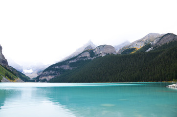 秋のカナディアンロッキー　曇りの日のレイク・ルイーズ（バンフ国立公園　カナダ・アルバータ州）
