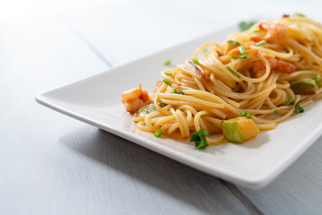 Portata di spaghetti con gamberi e zucchine