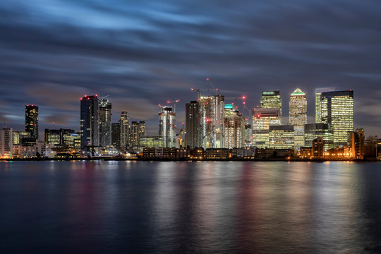 Blick auf das beleuchtete Finanzzentrum Canary Wharf in London bei Nacht, Großbritannien