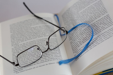 Buch mit Brille 