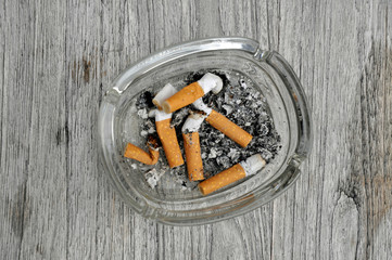 zigarrettenkippen im aschenbecher