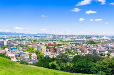 青空が広がる住宅街