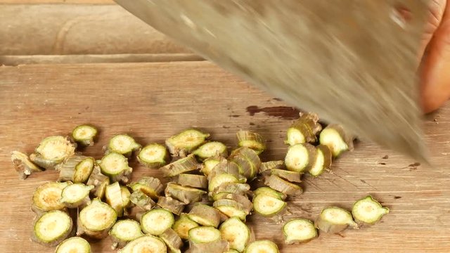 Use a knife to cut the Tinospora cordifolia