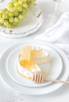 Camembert with honey, grapes and white wine