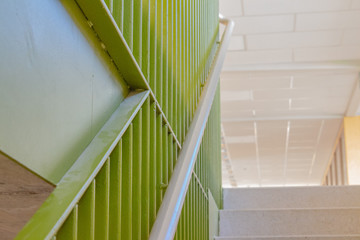 Escalera de metal verde
