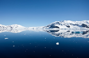 Reflections near The Gullet Antartica - obrazy, fototapety, plakaty