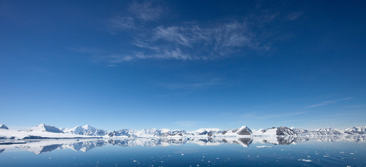 Fototapeta na wymiar Reflections near The Gullet Antartica