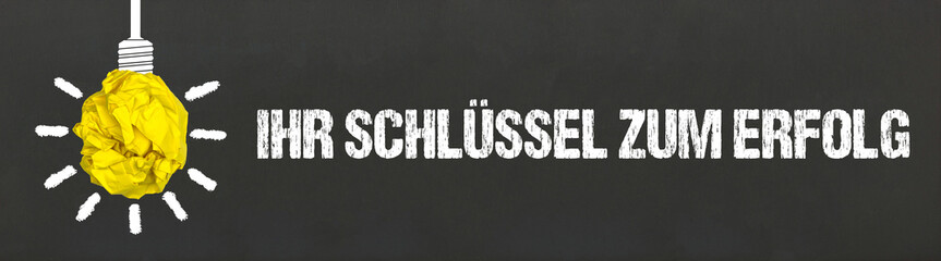 Ihr Schlüssel zum Erfolg / Glühbirne auf Tafel