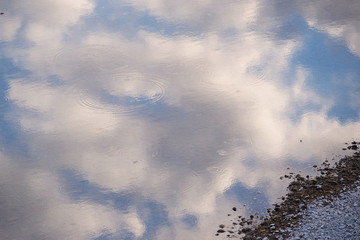 水面に映った空