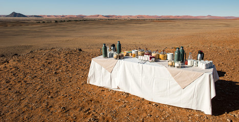 Breakfast after ballooning safari © forcdan