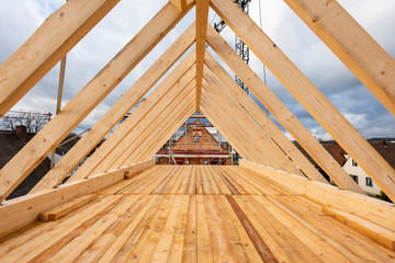 Dachstuhl auf einem Rohbau von einem Einfamilienhaus