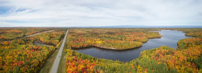 Velours gordijnen Atlantische weg Luchtpanorama van de snelweg in een prachtig Canadees landschap tijdens het herfstkleurenseizoen. Genomen dichtbij Belledune, New Brunswick, Canada.