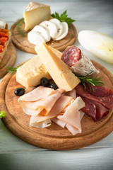 Taglieri di cibo vario 