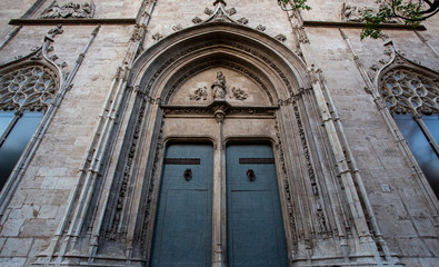 puerta ornamentada antigua
