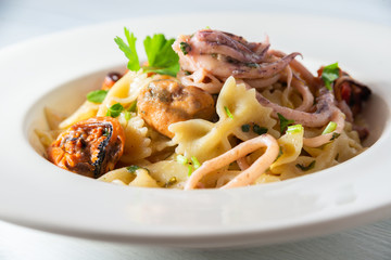 Piatto di farfalle con frutti di mare 
