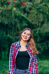 Naklejka premium Smiling woman standing in the park