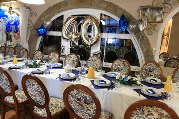 Stół pięknie nakryty w restauracji na uroczystość urodzin 40-sto lecia.	