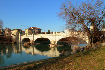 Obraz premium PONTE CON FIUME PO A TORINO IN ITALIA, ITALY, EUROPE