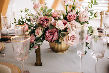 Beautiful decoration fo the wedding table.