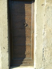 Stare antyczne drzwi z kołatką. Italia