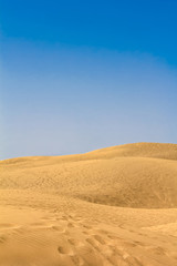 Sanddünen mit Fußspuren