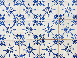 Wet ceramic tilework with rain drops and blue flowers - Mosaic