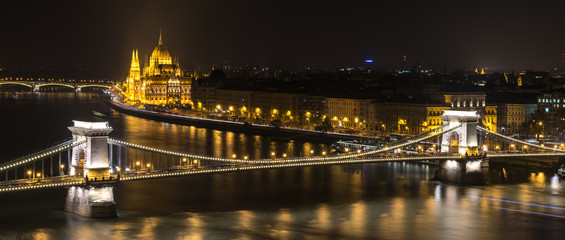 Fototapeta na wymiar budapest chain bridge panorama