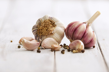 Czosnek na białych deskach