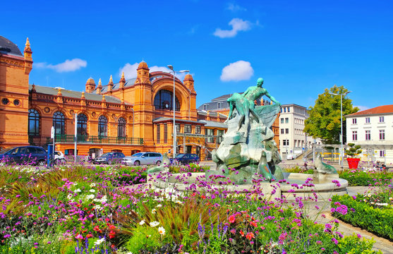 Schwerin Bahnhof - Schwerin railway station in summer